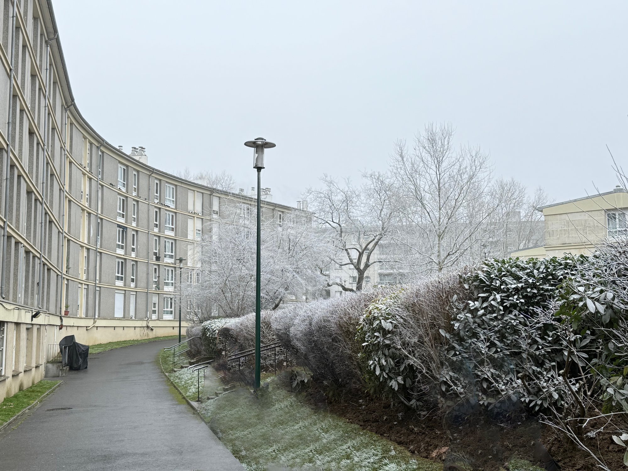Le bâtiment le plus imposant du site : 240 mètres linéaires interrompus, fascinant mais source de fragmentation du site et de coupures extrêmes