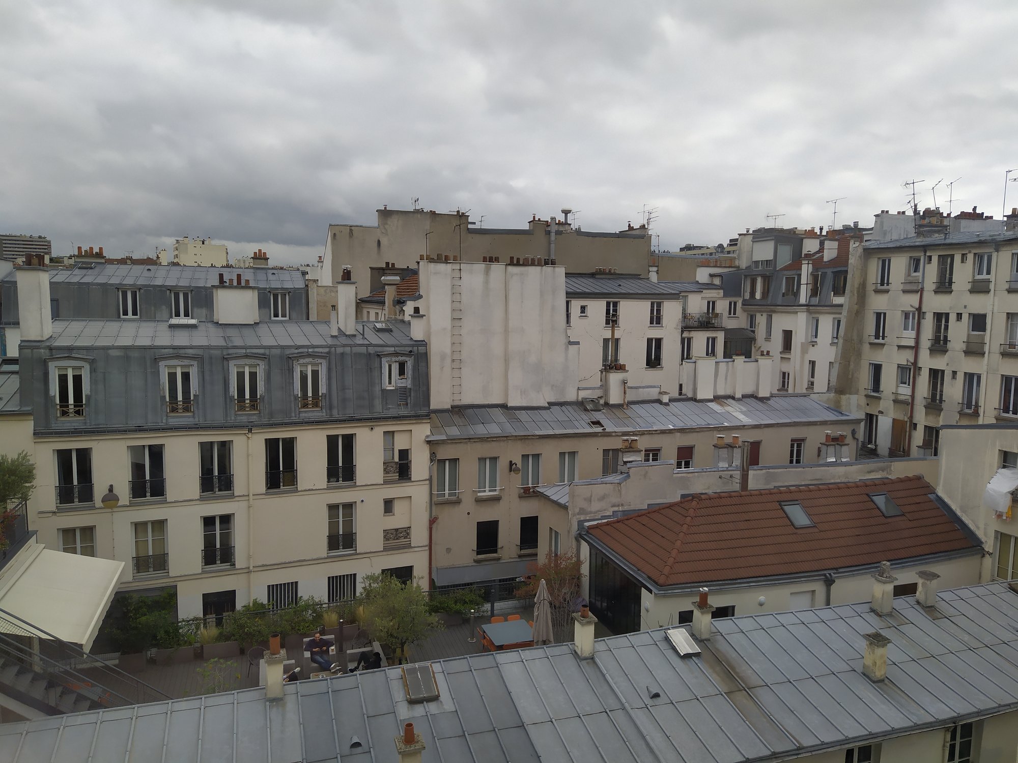 Toits parisiens, vue aérienne, ambiance nuageuse