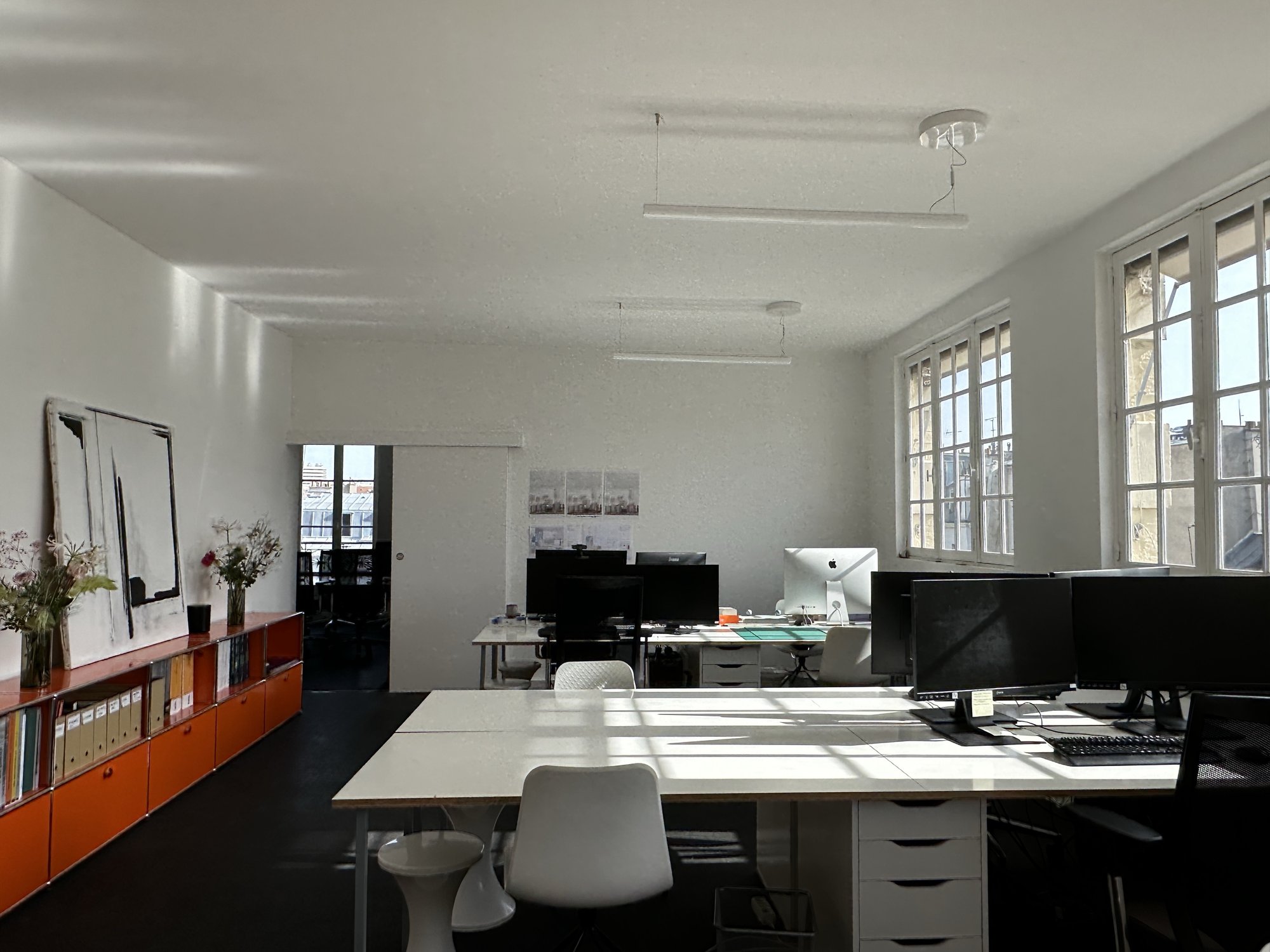 Espace ouvert, lumière naturelle, mobilier minimaliste et couleurs vives
